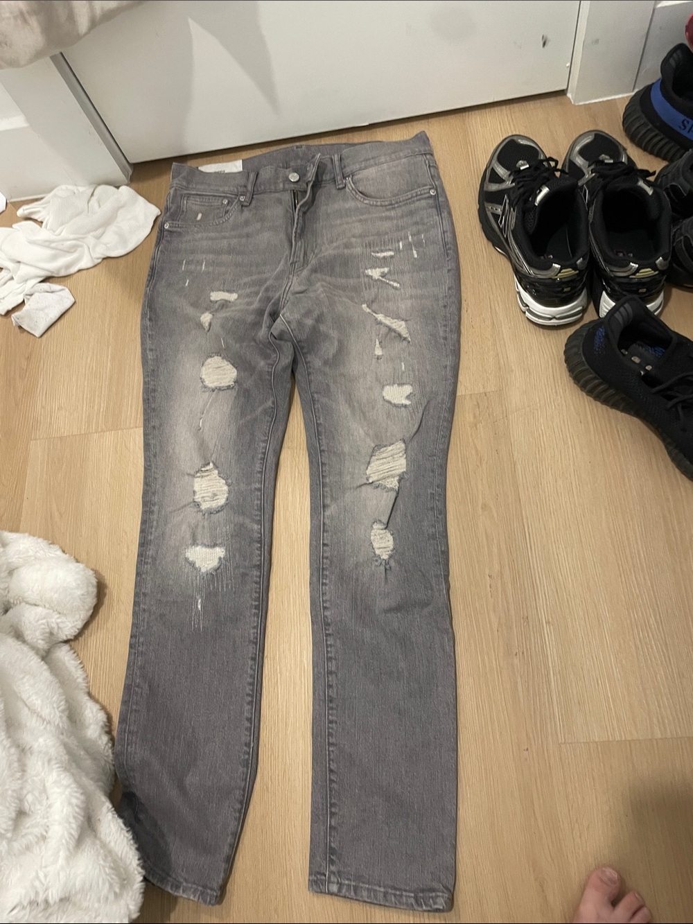H&M Men's Grey Distressed Slim Straight Jeans